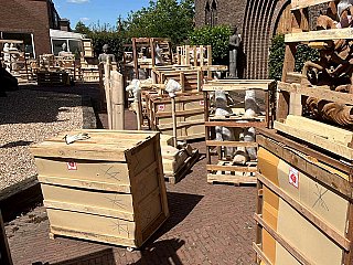 Mitarbeiter entladen mehr als 1.000 Buddha-Statuen aus dem Seecontainer bei Original Buddhas in Deventer