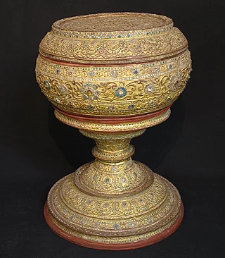 Burmese lacquerware offering vessel, Mandalay period, with lid on pedestal base, front view