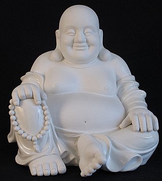 Chinese Happy Buddha in zittende houding, wit geglazuurd, met kralensnoer in de hand