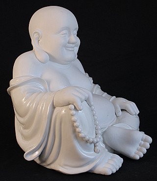 Happy Buddha uit China, wit geglazuurd beeld in driekwartaanzicht met zichtbaar kralensnoer
