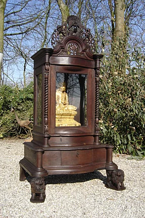 Antieke houten tempelkast uit Birma (Myanmar) met glazen vitrine en zittend beeld binnenin