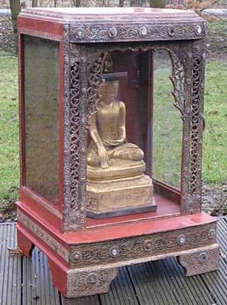 Antiker Holzschrein aus Myanmar mit sitzender Figur, Dreiviertelansicht links