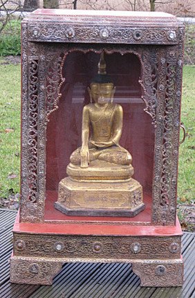 Hölzerner Tempelschrein aus Burma (Myanmar) mit sitzender Statue, Frontalansicht