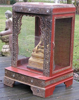 Hölzerner Schrein aus Myanmar mit Glas-Seitenpaneel, schräg von vorn rechts