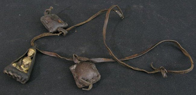 Bronzeaufhänger im lederner Beutel