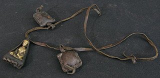Nepalesischer Buddha-Anhänger mit kleiner Bronzefigur am Lederband, mit Lederbeuteln
