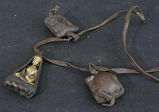 Bronzeaufhänger im lederner Beutel
