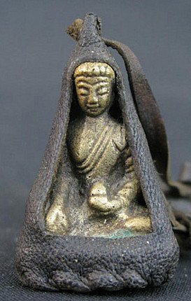 Detail von Gesicht und Oberkörper der Bronze-Buddhafigur im Lederanhänger