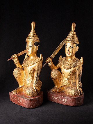 Zwei Nat-Holzstatuen aus Myanmar mit Schwertern, Dreiviertelansicht von links