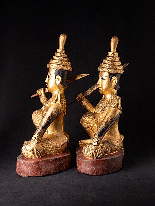 Burmesische Nat-Holzstatuen sitzend mit Schwertern, linke Seitenansicht