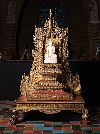 Große antike burmesische Holzthronanlage, frontal mit weißer Buddhafigur in der Nische