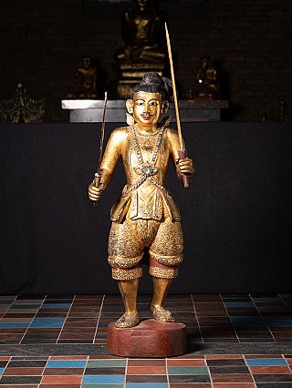 Antike stehende Nat-Statue aus Holz aus Burma (Myanmar), 19. Jh., mit zwei Schwertern, Frontalansicht