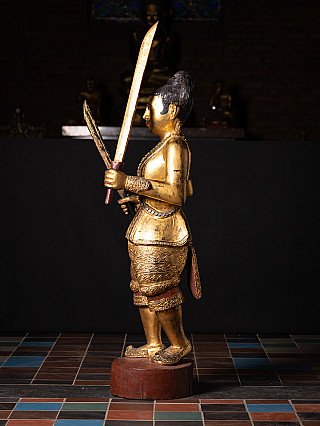 Hölzerne Nat-Statue aus Burma (Myanmar), 19. Jh., Seitenansicht mit erhobenem Schwert