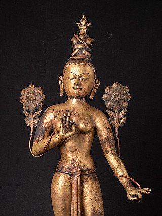 Oberansicht der nepalesischen Bronze-Tara mit Gesicht, erhobener Hand und Blütenstielen
