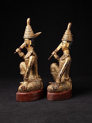 Burmesische Nat-Holzstatuen mit Schwert, Seitenansicht von links