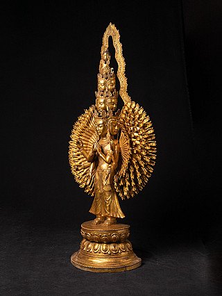 Chinesische Avalokiteshvara-Statue aus Bronze, Dreiviertelansicht links mit Handfächer im Hintergrund