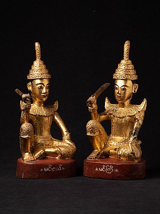 Paar antike burmesische Nat-Statuen aus Holz, sitzend und vergoldet, frontal