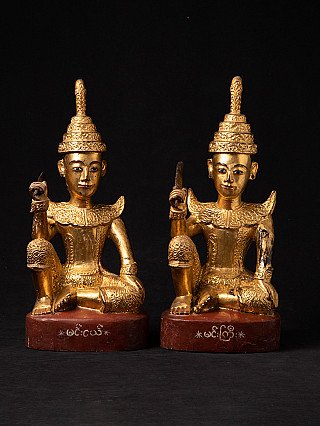 Zwei vergoldete Nat-Statuen aus Holz aus Myanmar, sitzend, Vorderansicht