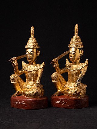 Antike Nat-Figuren aus Burma (Holz) mit Schwert, sitzend in Dreiviertelansicht