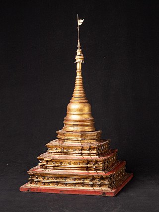 Große hölzerne Stupa aus Burma (Myanmar), 19. Jh., vergoldeter Aufbau auf Stufenbasis