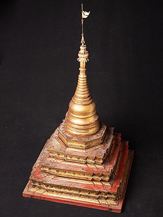 Stupa aus Myanmar schräg von oben, mit vergoldeter Kuppel und quadratischem Stufensockel