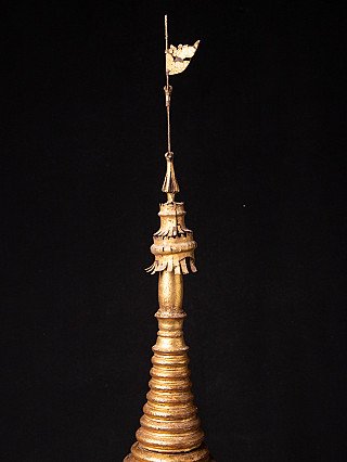 Oberer Teil der Holzstupa mit vergoldeter Spitze und kleinem Fähnchen, Nahaufnahme