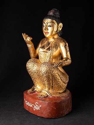 Hölzerne Nat-Statue aus Myanmar, goldfarben gefasst, Dreiviertelansicht mit erhobener Hand