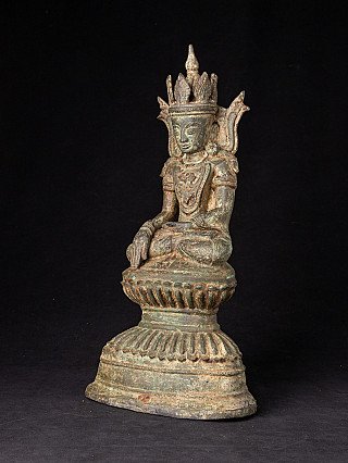 Gekroonde bronzen Boeddha uit Myanmar in zittende houding, driekwartaanzicht van de voorzijde