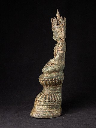 Shan-stijl bronzen gekroonde Boeddha, zijaanzicht met zicht op de hoge kroon en lotusvoet