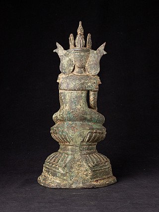 Bronzen gekroond Boeddhabeeld uit Birma, achteraanzicht met vlakke rug en waaiervormige kroonornamenten