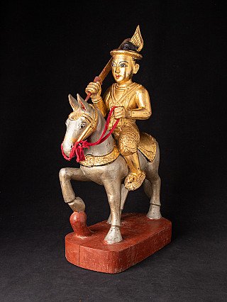 Antike Nat-Statue aus Holz aus Burma auf einem Pferd, Dreiviertelansicht mit erhobenem Schwert