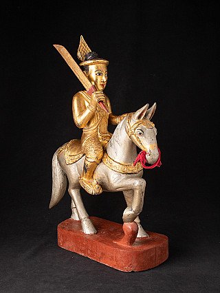Nat-Figur aus Holz zu Pferd, Dreiviertelansicht mit Pferdekopf und roten Zügeln