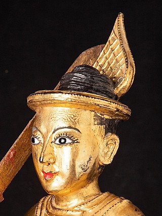Seitenansicht des Nat-Gesichts mit Kopfschmuck und sichtbaren Abriebstellen der Vergoldung