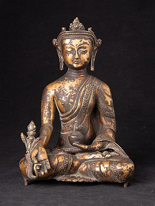 Nepalesische Bronze-Statue des Medizinbuddha, sitzend in Frontalansicht mit Schale und Varada-Mudra