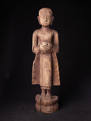 Holz-Mönchsstatue aus Burma (Myanmar), stehend mit beiden Händen vor dem Bauch, Frontansicht