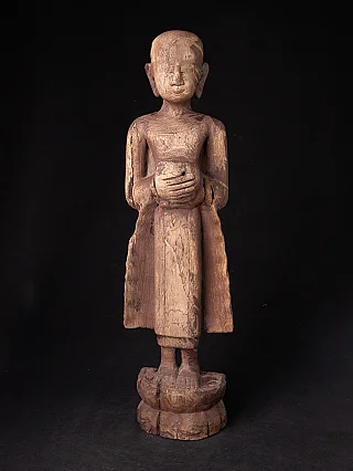 Holz-Mönchsstatue aus Burma (Myanmar), stehend mit beiden Händen vor dem Bauch, Frontansicht