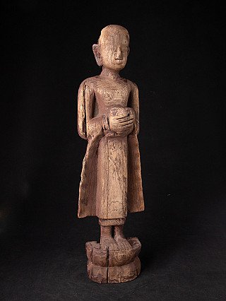Holzstatue eines Mönchs aus Burma (Myanmar) in Dreiviertelansicht, Hände vor dem Bauch