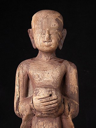 Gesichts- und Oberkörperdetail der Holz-Mönchsfigur aus Burma (Myanmar), Hände mit im Bild