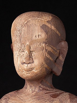 Gesichtsdetail der Holz-Mönchsfigur aus Burma (Myanmar), leicht gedreht mit rechtem Ohr