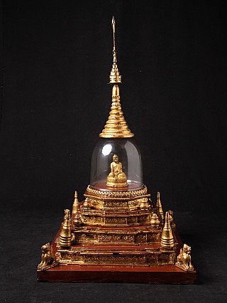 Antieke Birmese houten stupa met vergulde bekroning en glazen stolp, vooraanzicht