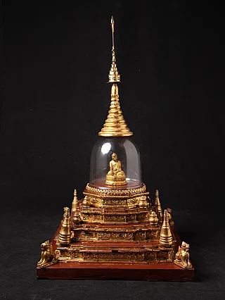 Antike burmesische Holz-Stupa mit vergoldeter Spitze und Glasglocke, Frontansicht