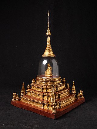 Birmese houten stupa met vergulde details en glazen stolp, driekwartaanzicht links
