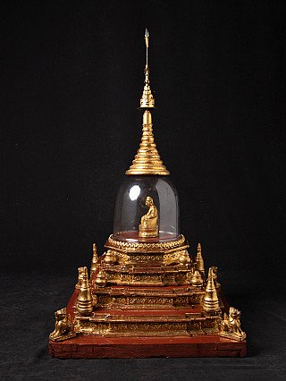 Houten stupa uit Myanmar met glazen stolp en vergulde spits, zijaanzicht links
