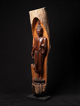 Stehende Buddha-Statue aus Teakholz, Dreiviertelansicht mit Lotussockel und roher Stammkante