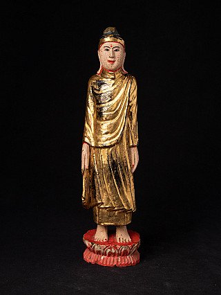 Stehende Mandalay-Buddha-Statue aus Holz aus Burma (Myanmar), Frontansicht mit vergoldetem Gewand auf rotem Lotossockel