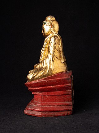 Sitzende Mandalay-Buddha-Statue aus Holz aus Myanmar, linke Seitenansicht mit rotem Sockel