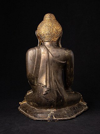 Sitzende Mandalay-Buddha-Statue aus Bronze aus Myanmar, Rückansicht mit Rückenfaltenwurf