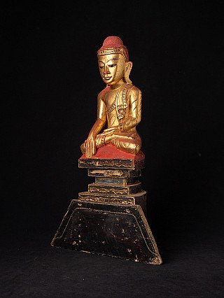 Hölzerne Shan-Buddha-Statue aus Myanmar, sitzend mit Hand zur Erde, Dreiviertelansicht links