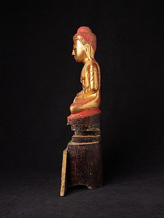Shan-Buddha-Statue aus Myanmar in Seitenansicht, sitzend auf hohem Holzsockel