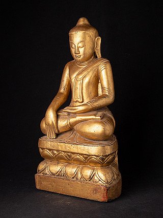 Houten Boeddhabeeld uit Myanmar, driekwartaanzicht met neerwaarts reikende rechterhand en lotussokkel